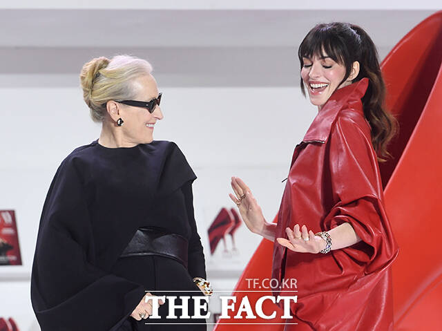 할리우드 배우 메릴 스트립(왼쪽)과 앤 헤서웨이가 8일 오후 서울 영등포구 타임스퀘어에서 열린 영화 '악마는 프라다를 입는다2' 레드카펫 행사에 참석해 팬들의 환호에 답하며 춤을 추고 있다. /박상민 기자