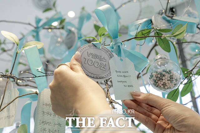 전기차 급속 충전 인프라 운영 사업자 1위 기업 채비(CHAEVI)가 8일 국내 전기차 누적 판매 대수 100만 대 돌파를 기념해 4월 한 달간 구독 서비스 'V 멤버스' 이용료 '100원' 프로모션을 진행한다고 밝혔다. /채비