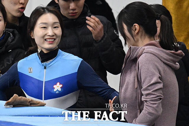 경기를 마친 뒤 미소를 보이는 최민정.