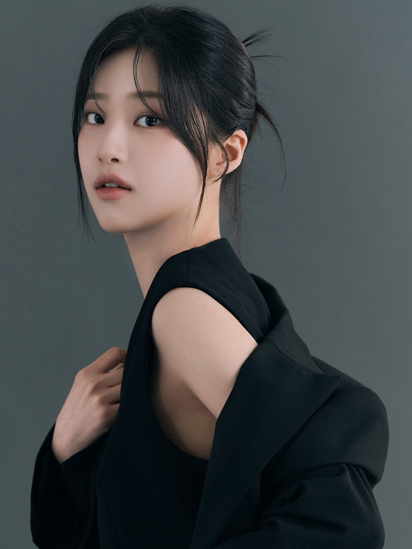 넷플릭스 시리즈 솔로지옥5에 출연해 화제를 모은 공예 작가 이주영이 큐브엔터테인먼트와 전속계약을 체결했다./큐브엔터테인먼트