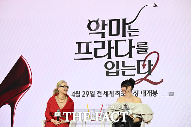 할리우드 배우 메릴 스트립(왼쪽)과 앤 해서웨이가 8일 서울 광화문 포시즌스 호텔 서울에서 열린 영화 '악마는 프라다를 입는다2' 내한 기자간담회에 참석해 포즈를 취하고 있다. /이새롬 기자