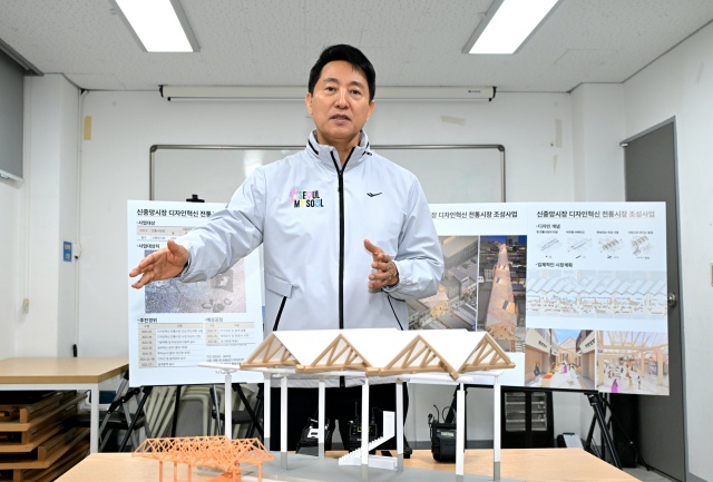 오세훈 서울시장이 8일 중구 신중앙시장을 방문해 ‘디자인혁신 전통시장 조성사업’ 계획을 설명하고 있다. /서울시