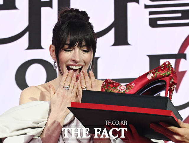 배우 메릴 스트립(왼쪽)과 앤 해서웨이가 8일 서울 광화문 포시즌스 호텔 서울에서 열린 영화 '악마는 프라다를 입는다2' 내한 기자간담회에서 제작진이 선물로 준비한 꽃신 하이힐을 받고 고개 숙여 인사하고 있다.