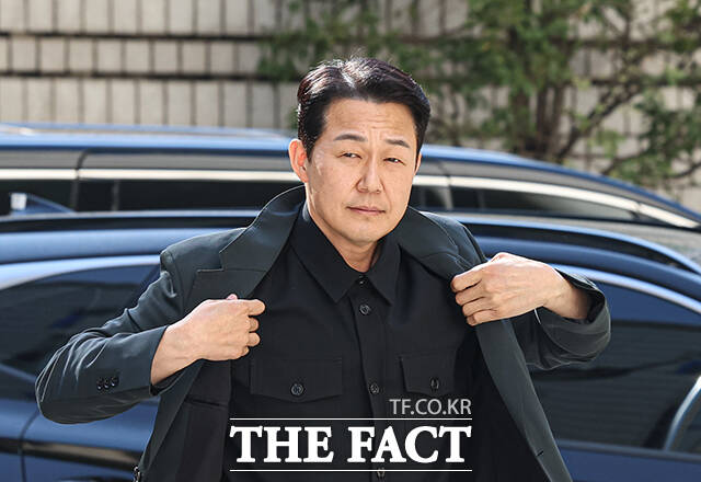 배우 박성웅이 8일 오후 서울 서초구 서울중앙지방법원에서 열린 임성근 전 해병대 1사단장의 국회증언감정법 위반 사건 관련 공판에 증인으로 출석하고 있다. /박헌우 기자