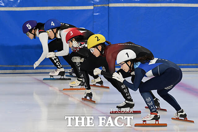 올림픽 은퇴를 선언한 최민정(앞)이 8일 오후 서울 양천구 목동실내빙상장에서 열린 '2026-2027 쇼트트랙 국가대표 1차 선발대회' 여자 500m 예선에서 역주하고 있다. /김성렬 기자