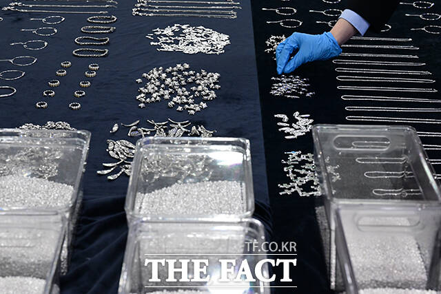 [더팩트ㅣ인천=남윤호 기자] 8일 오전 인천 중구 인천공항세관 수출입통관청사에서 관세청 관계자가 은 밀수 적발 및 고강도 집중단속 시행 관련 브리핑을 앞두고 압수물을 정리하고 있다.