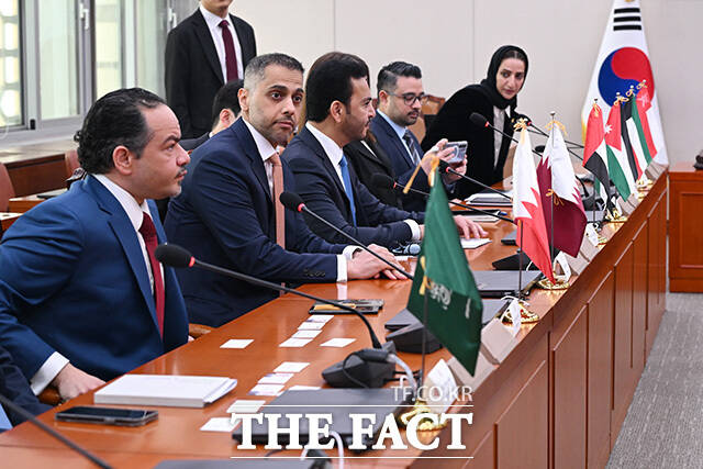 걸프협력회의(GCC) 소속 대사 및 요르단 대사 만난 김석기 국회 외교통일위원회 위원장(아래)과 외통위원들.