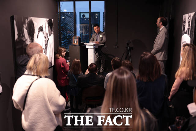 양종훈 상명대학교 디지털이미지학과 석좌교수가 6일(현지시간) 오스트리아 비엔나 툴립 아트 갤러리(Toolip Art Gallery)에서 프란치스코 교황의 선종 1주년을 기리는 헌정 전시 '교황님의 미소'를 개최했다. 사진은 사진전에서 관람객들과 대화를 나누는 양종훈 사진가. /상명대학교