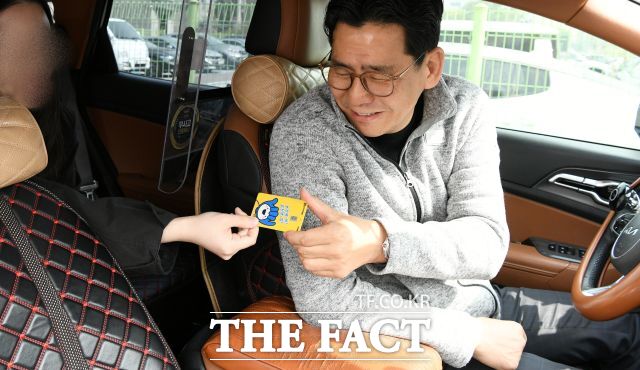 시민이 부천페이로 택시 요금을 결제하고 있는 모습 /부천시