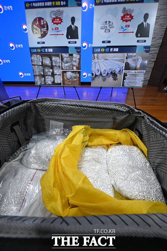 [더팩트ㅣ인천=남윤호 기자] 8일 오전 인천 중구 인천공항세관 수출입통관청사에서 관세청 관계자가 은 밀수 적발 및 고강도 집중단속 시행 관련 브리핑을 앞두고 압수물을 정리하고 있다.