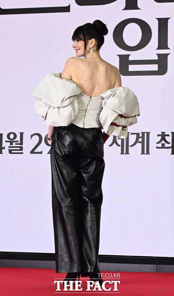 할리우드 배우 앤 해서웨이가 8일 서울 광화문 포시즌스 호텔 서울에서 열린 영화 '악마는 프라다를 입는다2' 내한 기자간담회에 참석하며 손인사를 하고 있다. /이새롬 기자