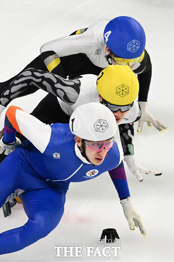 8일 오후 서울 양천구 목동실내빙상장에서 '2026-2027 쇼트트랙 국가대표 1차 선발대회'가 열린 가운데 여자 500m 예선에 출전한 선수들이 힘찬 출발을 하고 있다. /김성렬 기자