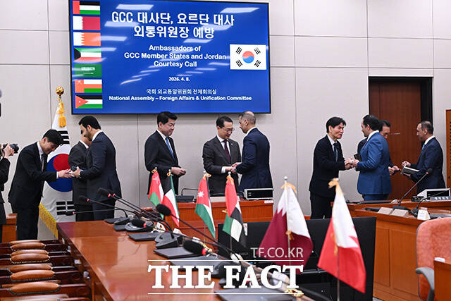 걸프협력회의(GCC) 소속 대사 및 요르단 대사 만난 김석기 국회 외교통일위원회 위원장(아래)과 외통위원들.