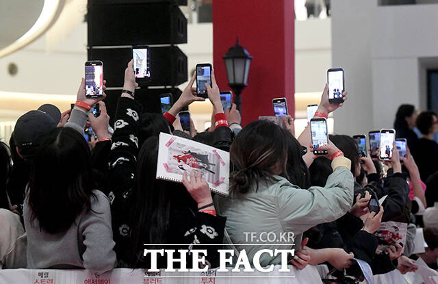 영화 '악마는 프라다를 입는다2' 레드카펫 행사가 8일 오후 서울 영등포구 타임스퀘어에서 열린 가운데 팬들이 할리우드 배우 메릴 스트립과 앤 헤서웨이를 기다리고 있다. /박상민 기자