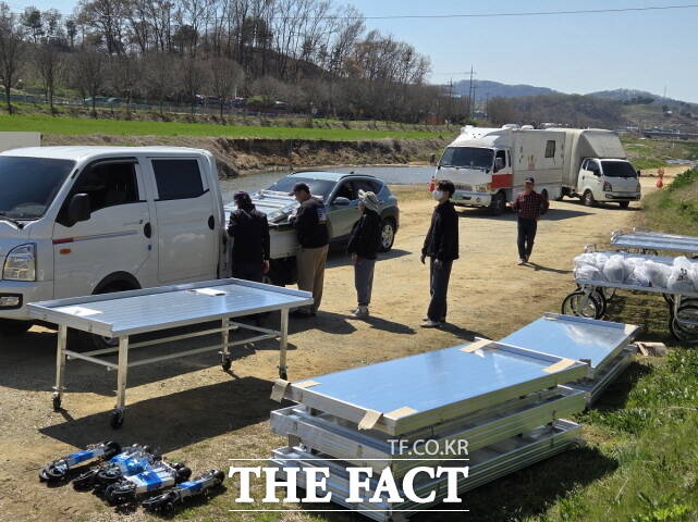 세종시농업기술센터가 8일 농작업 편의장비 및 안전보호구를 농민들에게 보급하고 있다. /세종시