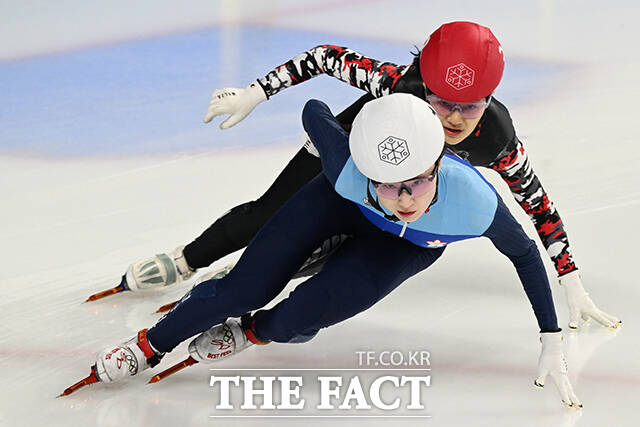 올림픽 은퇴를 선언한 최민정(앞)이 8일 오후 서울 양천구 목동실내빙상장에서 열린 '2026-2027 쇼트트랙 국가대표 1차 선발대회' 여자 500m 예선에서 역주하고 있다. /김성렬 기자