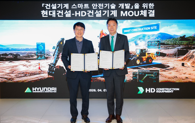 현대건설은 지난 7일 서울 종로구 계동 본사에서 HD건설기계와 '건설기계 스마트 안전기술 공동 개발 및 적용을 위한 업무협약'을 체결했다. 사진은 김제영 현대건설 안전수행지원실장(왼쪽)과 최태근 HD건설기계 글로벌 통합 영업본부장이 기념사진을 촬영하고 있는 모습. /현대건설
