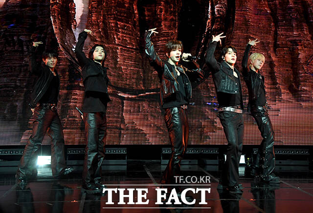 그룹 키빗업(KEYVITUP)이 8일 오후 서울 마포구 NOL 씨어터 합정 동양생명홀에서 열린 데뷔 쇼케이스에 참석해 타이틀곡 'KEYVITUP' 무대를 펼치고 있다. /박상민 기자