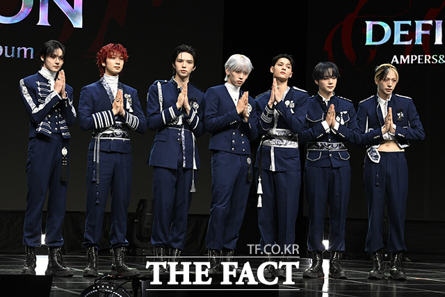 그룹 앰퍼샌드원(AMPERS&ON)의 김승모와 카이렐, 브라이언, 나캠든, 마카야, 윤시윤, 최지호(왼쪽부터)가 8일 오후 서울 용산구 노들섬 라이브하우스에서 열린 미니 4집 'DEFINITION(데피니션)' 쇼케이스에서 포토타임을 갖고 있다. /송호영 기자