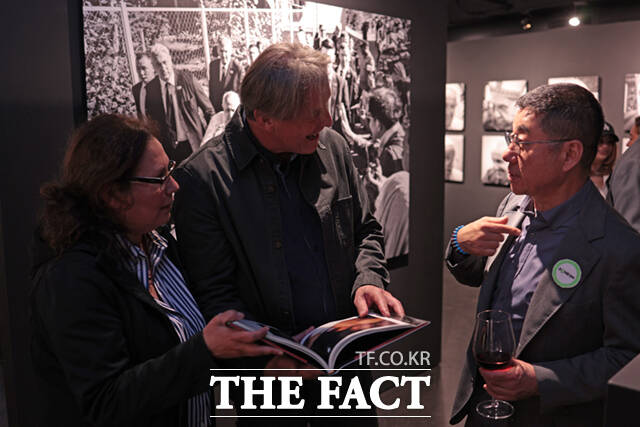 양종훈 상명대학교 디지털이미지학과 석좌교수가 6일(현지시간) 오스트리아 비엔나 툴립 아트 갤러리(Toolip Art Gallery)에서 프란치스코 교황의 선종 1주년을 기리는 헌정 전시 '교황님의 미소'를 개최했다. 사진은 사진전에서 관람객들과 대화를 나누는 양종훈 사진가. /상명대학교