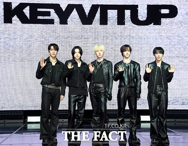 그룹 키빗업(KEYVITUP)의 재인, 세나, 현민, 루키아, 태환(왼쪽부터)이 8일 오후 서울 마포구 NOL 씨어터 합정 동양생명홀에서 열린 데뷔 쇼케이스에 참석해 포즈를 취하고 있다. /박상민 기자