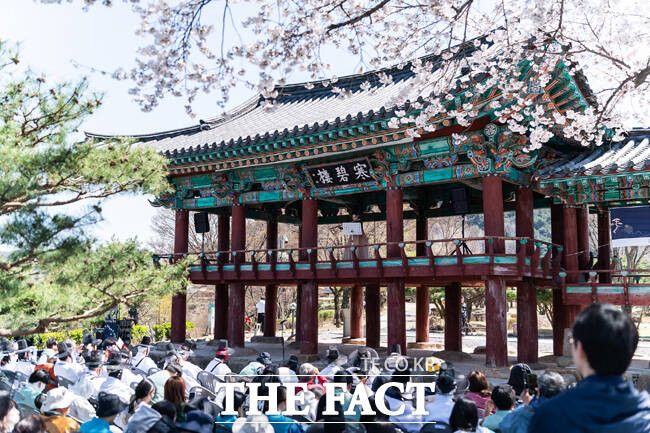 성인과 청소년 등 200여 명으로 꾸려진 제6회 퇴계선생 마지막 귀향길 재현행사’ 참가자들이 충북제천 한벽루에 도착해 휴식을 취하고 있다. /안동시