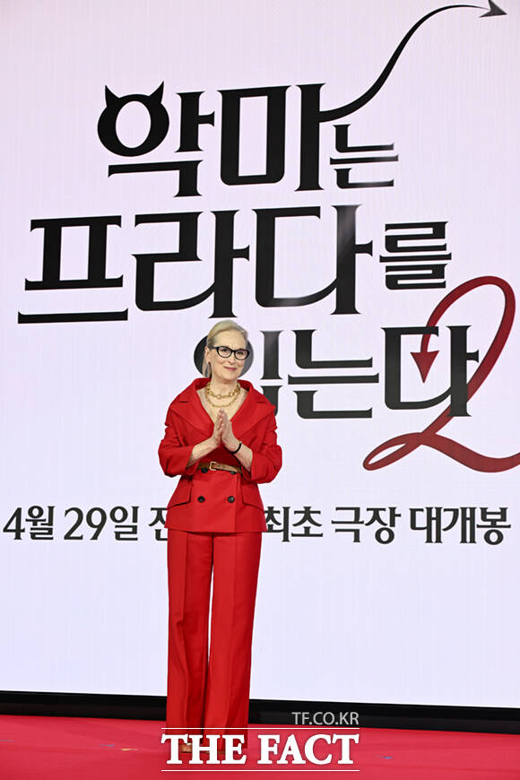 할리우드 배우 메릴 스트립이 8일 서울 광화문 포시즌스 호텔 서울에서 열린 영화 '악마는 프라다를 입는다2' 내한 기자간담회에 참석해 취재진을 향해 고개 숙여 인사하고 있다. /이새롬 기자