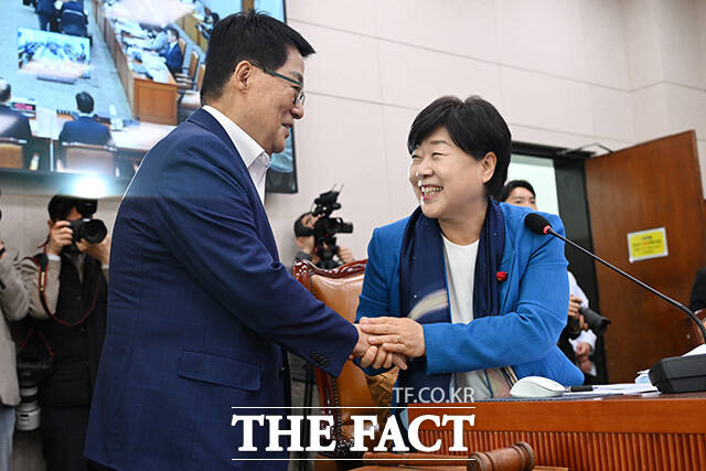 첫 법사위 전체회의 주재하며 발언하는 서영교 신임 법사위원장.