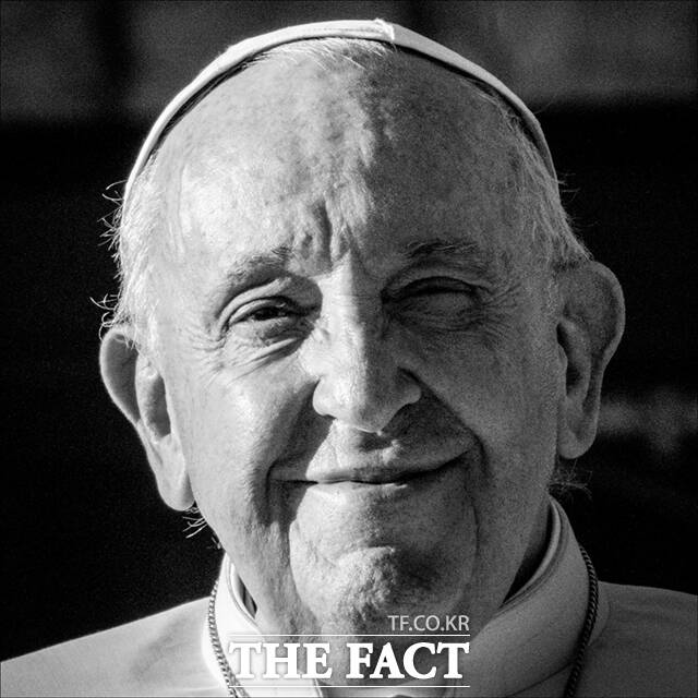 양종훈 상명대학교 디지털이미지학과 석좌교수가 6일(현지시간) 오스트리아 비엔나 툴립 아트 갤러리(Toolip Art Gallery)에서 프란치스코 교황의 선종 1주년을 기리는 헌정 전시 '교황님의 미소'를 개최했다. 사진은 사진전에서 관람객들과 대화를 나누는 양종훈 사진가. /상명대학교