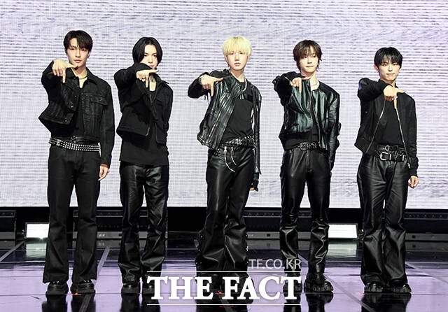 그룹 키빗업(KEYVITUP)의 재인, 세나, 현민, 루키아, 태환(왼쪽부터)이 8일 오후 서울 마포구 NOL 씨어터 합정 동양생명홀에서 열린 데뷔 쇼케이스에 참석해 포즈를 취하고 있다. /박상민 기자