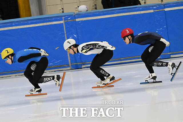 역주하는 쇼트트랙 남윤창과 홍경환, 김원빈(왼쪽부터).