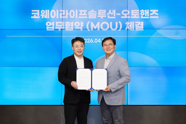 김명곤 코웨이라이프솔루션 대표이사(왼쪽부터)와 김성준 오토핸즈 대표이사(오쪽)가 지난 7일 서울 구로구 지타워에서 진행된 업무협약식에서 기념 촬영을 하고 있다. /코웨이라이프솔루션