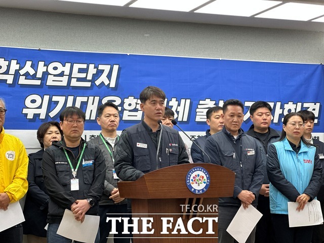 유희종 민주노총 세종충남지역본부장이 8일 충남도청에서 열린 대산석유화학산업단지 위기대응 협의체 출범 기자회견에서 발언하고 있다. /노경완 기자