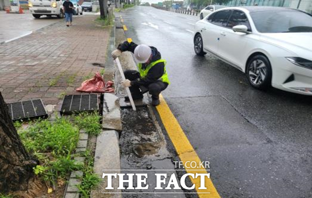 서울시가 여름철 집중호우에 대비해 하수관로와 빗물받이 집중 정비에 총 812억원을 투입한다. 사진은 빗물받이 청소 모습. /서울시