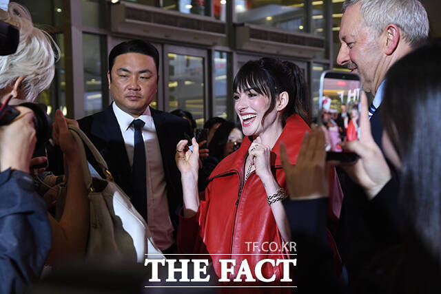 할리우드 배우 앤 해서웨이가 8일 오후 서울 영등포구 타임스퀘어에서 열린 영화 '악마는 프라다를 입는다2' 레드카펫 행사에 참석해 팬들과 인사를 나누고 있다. /박상민 기자