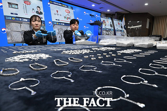 [더팩트ㅣ인천=남윤호 기자] 8일 오전 인천 중구 인천공항세관 수출입통관청사에서 관세청 관계자가 은 밀수 적발 및 고강도 집중단속 시행 관련 브리핑을 앞두고 압수물을 정리하고 있다.