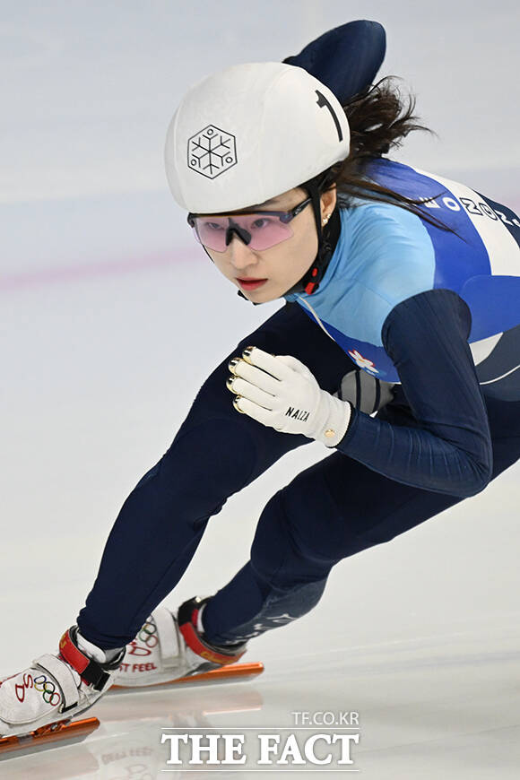 올림픽 은퇴를 선언한 최민정(앞)이 8일 오후 서울 양천구 목동실내빙상장에서 열린 '2026-2027 쇼트트랙 국가대표 1차 선발대회' 여자 500m 예선에서 역주하고 있다. /김성렬 기자