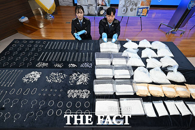 [더팩트ㅣ인천=남윤호 기자] 8일 오전 인천 중구 인천공항세관 수출입통관청사에서 관세청 관계자가 은 밀수 적발 및 고강도 집중단속 시행 관련 브리핑을 앞두고 압수물을 정리하고 있다.