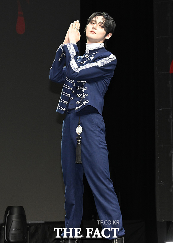 앰퍼샌드원이 신곡 'GOD'의 안무 포즈를 하고 있다.