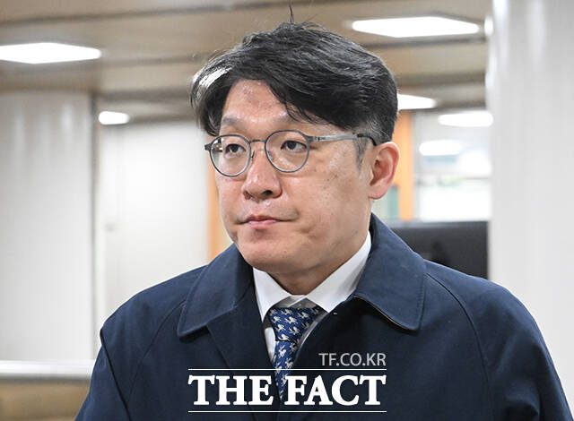 공천을 대가로 김건희 씨에게 고액의 그림을 전달한 혐의를 받는 김상민 전 검사가 8일 오후 서울 서초구 서울중앙지방법원에서 열린 공판에 출석하고 있다. /박헌우 기자