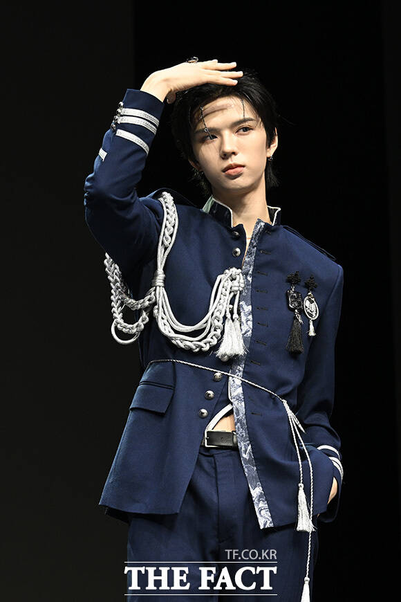 앰퍼샌드원이 신곡 'GOD'의 안무 포즈를 하고 있다.