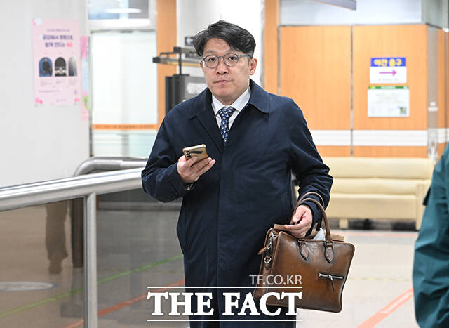 공천을 대가로 김건희 씨에게 고액의 그림을 전달한 혐의를 받는 김상민 전 검사가 8일 오후 서울 서초구 서울중앙지방법원에서 열린 공판에 출석하고 있다. /박헌우 기자