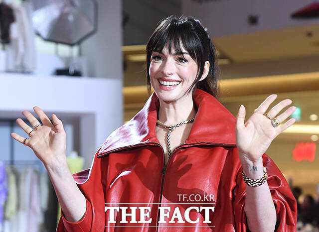 할리우드 배우 앤 해서웨이가 8일 오후 서울 영등포구 타임스퀘어에서 열린 영화 '악마는 프라다를 입는다2' 레드카펫 행사에 참석해 팬들과 인사를 나누고 있다. /박상민 기자