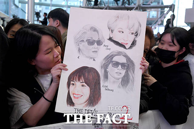 영화 '악마는 프라다를 입는다2' 레드카펫 행사가 8일 오후 서울 영등포구 타임스퀘어에서 열린 가운데 팬들이 할리우드 배우 메릴 스트립과 앤 헤서웨이를 기다리고 있다. /박상민 기자