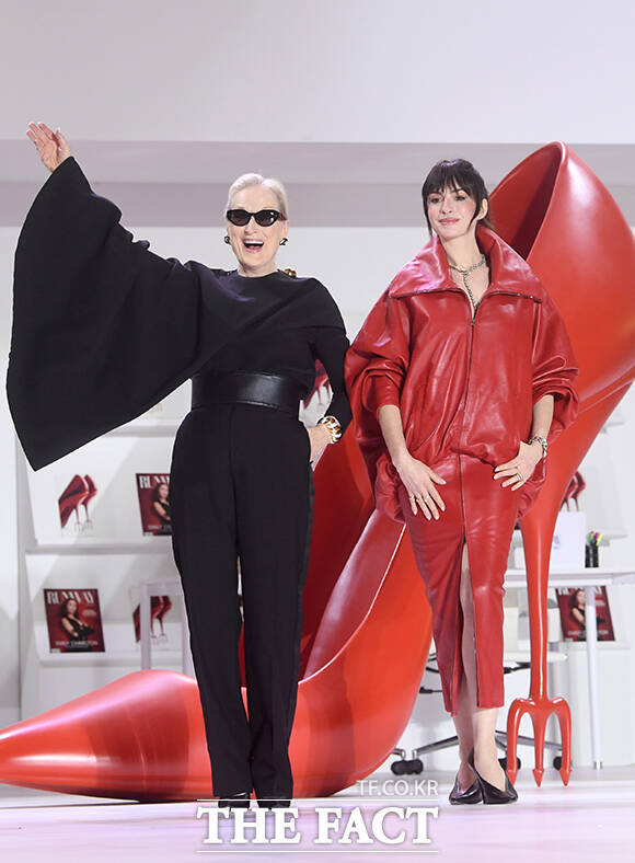 할리우드 배우 메릴 스트립(왼쪽)과 앤 헤서웨이가 8일 오후 서울 영등포구 타임스퀘어에서 열린 영화 '악마는 프라다를 입는다2' 레드카펫 행사에 참석해 팬들의 환호에 답하며 춤을 추고 있다. /박상민 기자
