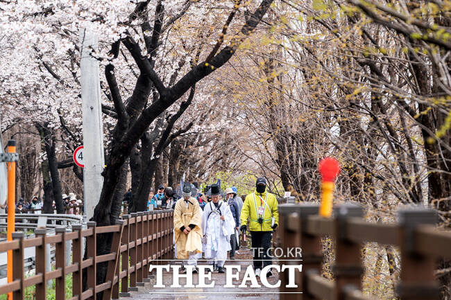 성인과 청소년 등 200여 명으로 꾸려진 제6회 퇴계선생 마지막 귀향길 재현행사’ 참가자들이 충북제천 한벽루에 도착하고 있다. /안동시