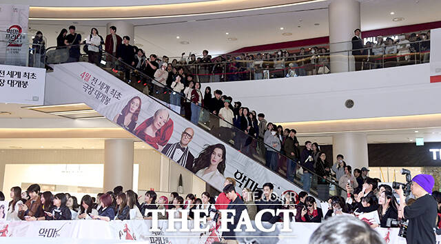 영화 '악마는 프라다를 입는다2' 레드카펫 행사가 8일 오후 서울 영등포구 타임스퀘어에서 열린 가운데 팬들이 할리우드 배우 메릴 스트립과 앤 헤서웨이를 기다리고 있다. /박상민 기자