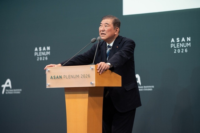 이시바 시게루 전 일본 총리는 8일 서울 용산구 그랜드하얏트호텔에서 열린 ‘2026 아산플래넘’ 기조연설에서 호르무즈 해협 봉쇄와 관련해 “한일 양국이 함께 유엔에서 논의를 주도할 필요가 있다”고 밝혔다. 사진은 이시바 전 총리가 기조연설 중인 모습. /아산정책연구원