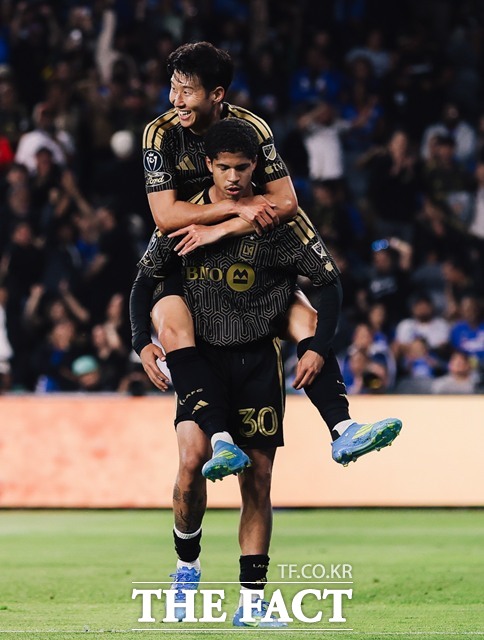 멀티골을 터뜨린 다비드 마르티네스와 기뻐하는 손흥민./LAFC