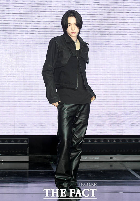 그룹 키빗업(KEYVITUP)의 재인, 세나, 현민, 루키아, 태환(왼쪽부터)이 8일 오후 서울 마포구 NOL 씨어터 합정 동양생명홀에서 열린 데뷔 쇼케이스에 참석해 포즈를 취하고 있다. /박상민 기자